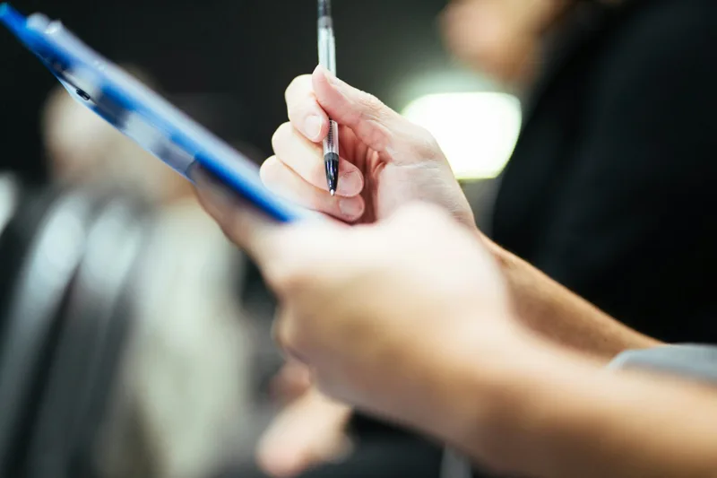 Fiche d’intervention signée au stylo
