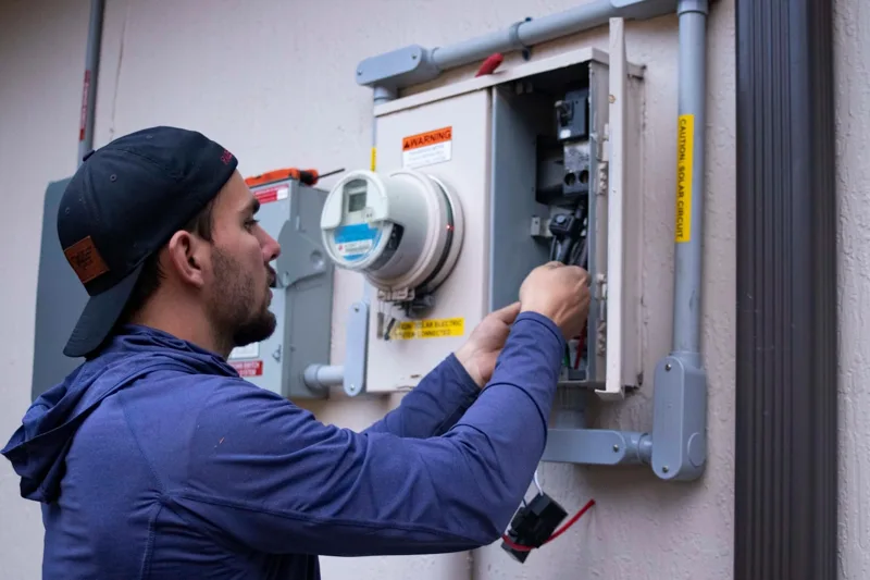 Technicien intervenant sur un équipement