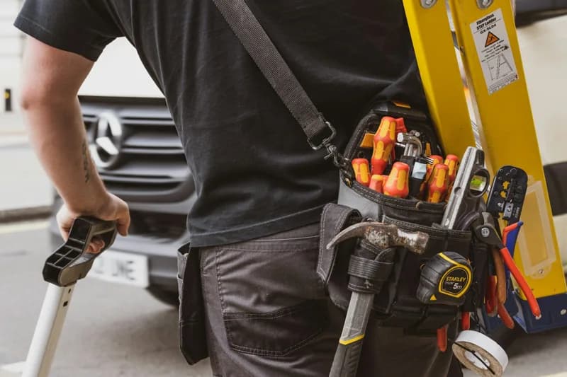 Technicien arrivant sur site avec son outillage